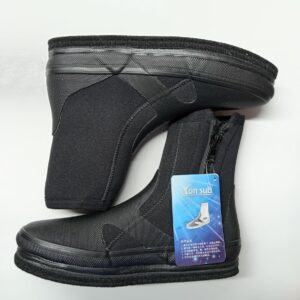 BOTAS DE FELPA Y CLAVOS
